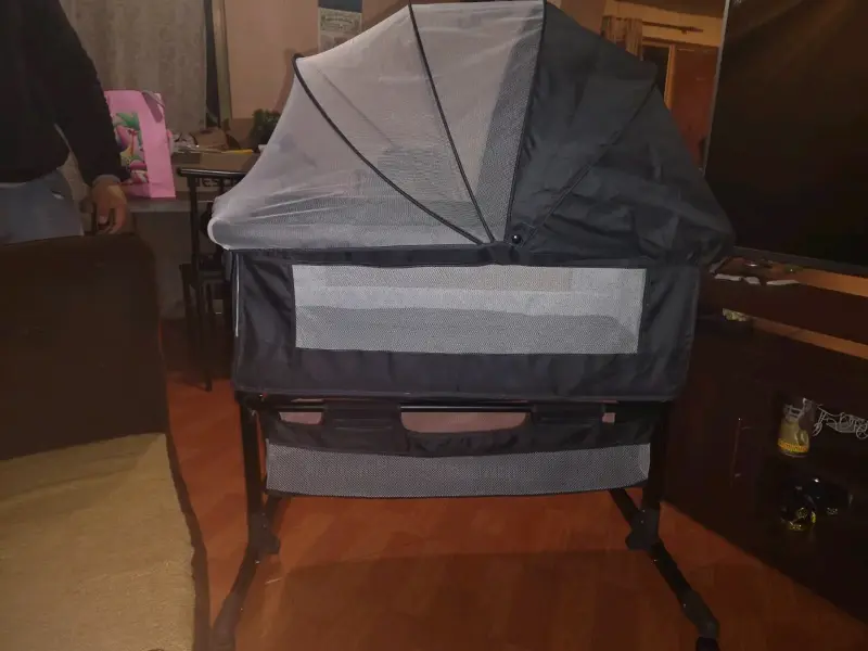Cuna de bebé negra con toldo - 1