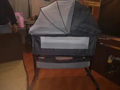 Cuna de bebé negra con toldo - miniatura 1