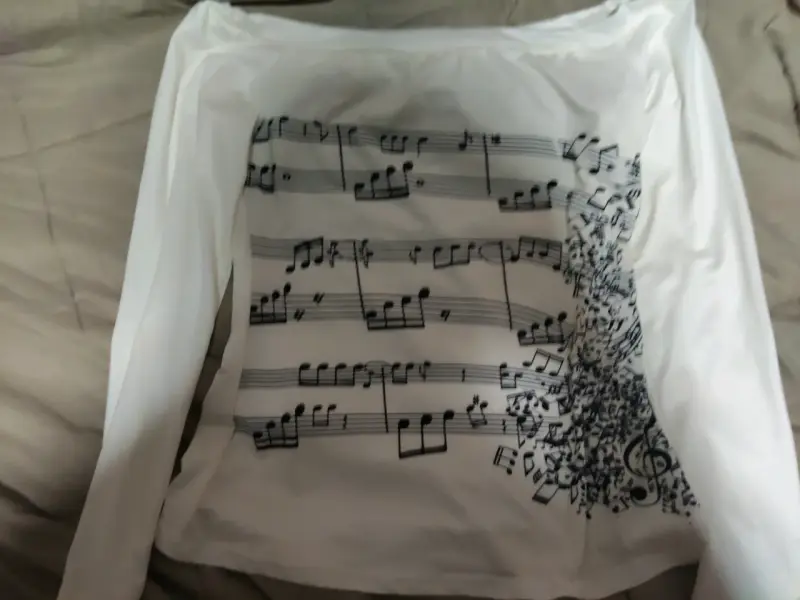 Polera blanca con notas musicales - 1