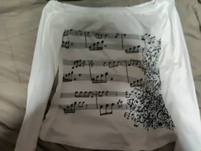 Polera blanca con notas musicales - miniatura 1