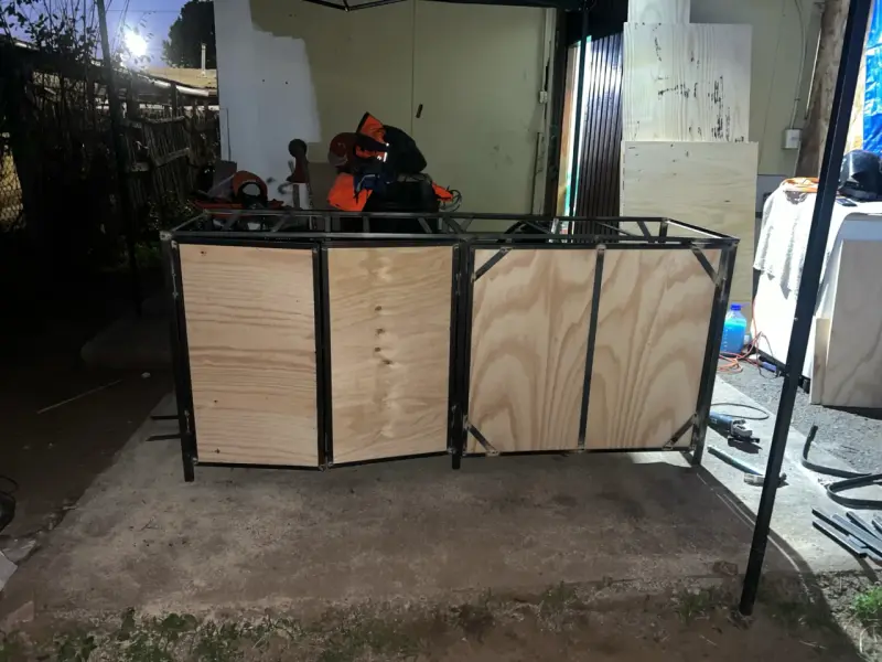 Estructura metálica de bar en construcción - 1