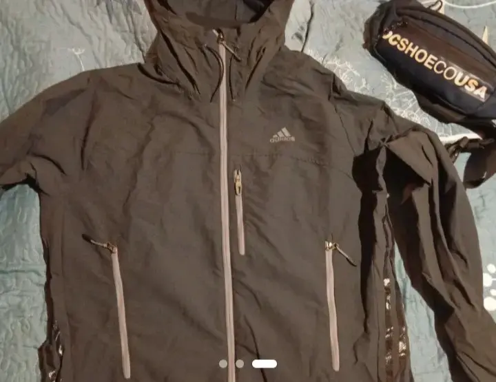Chaqueta negra Adidas con capucha - 1