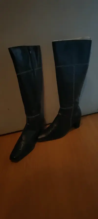 Botas negras de cuero - miniatura 1