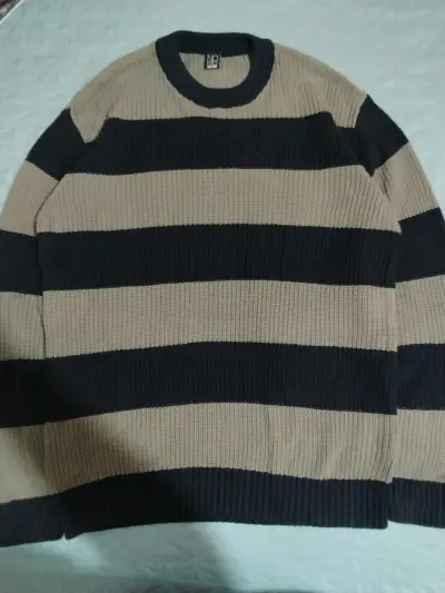 Suéter rayado beige y negro - miniatura 1