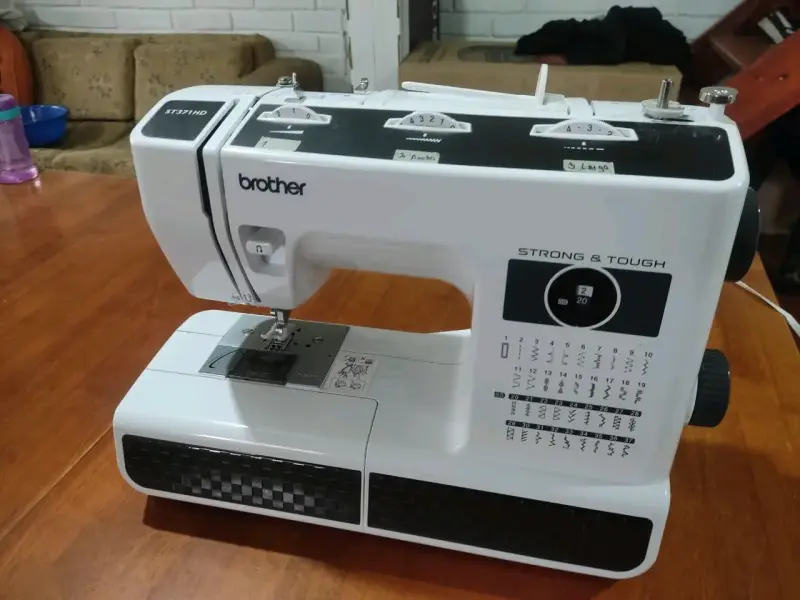 Máquina de coser Brother Strong & Tough - 1