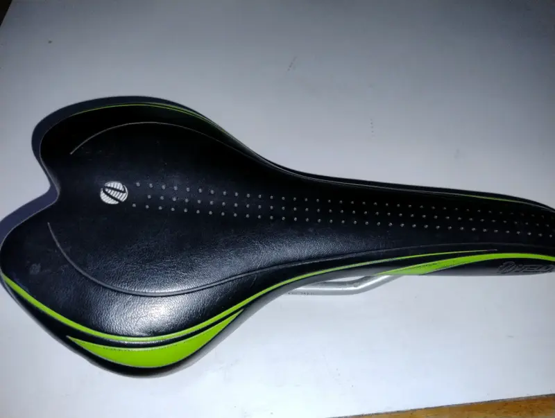 Asiento de bicicleta negro y verde