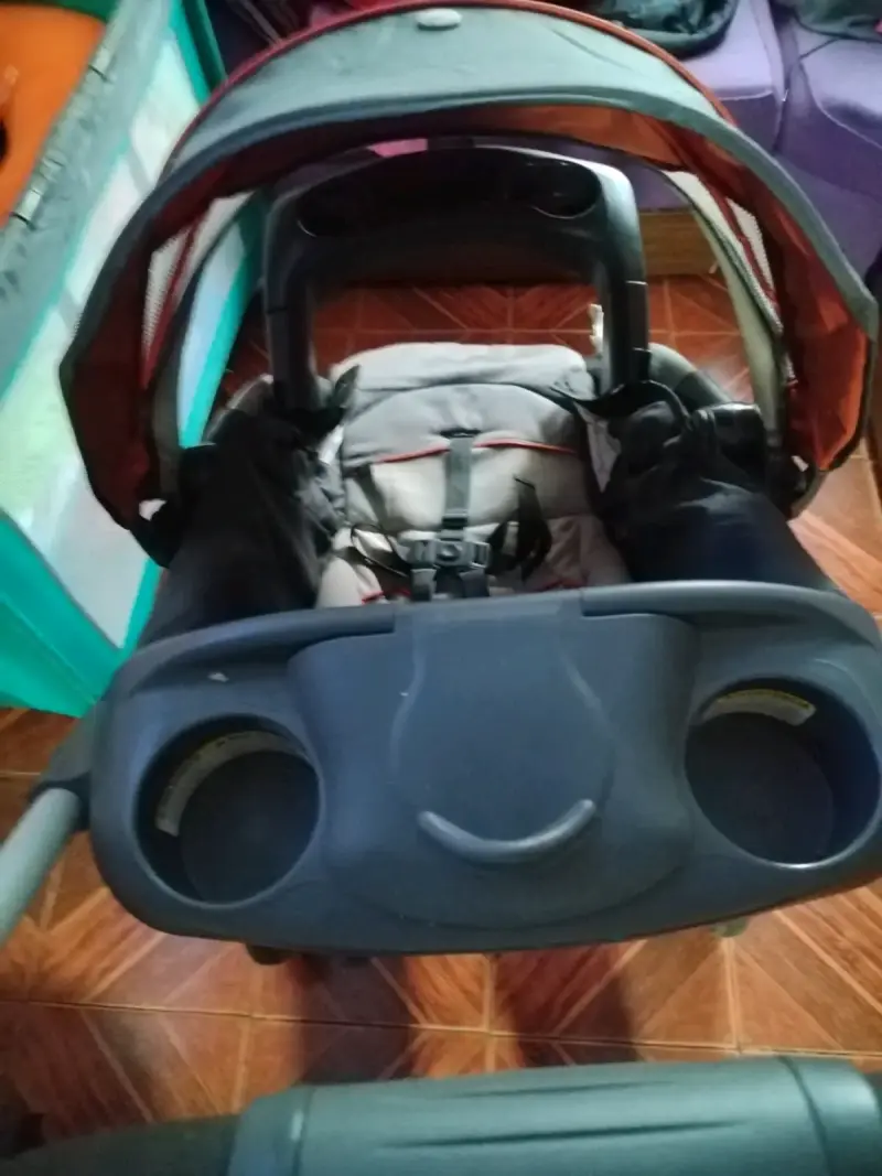 Coche para bebé y silla para auto gris y rojo - 2