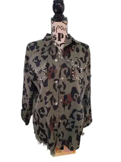 Camisa estilo militar con tachuelas - miniatura 1