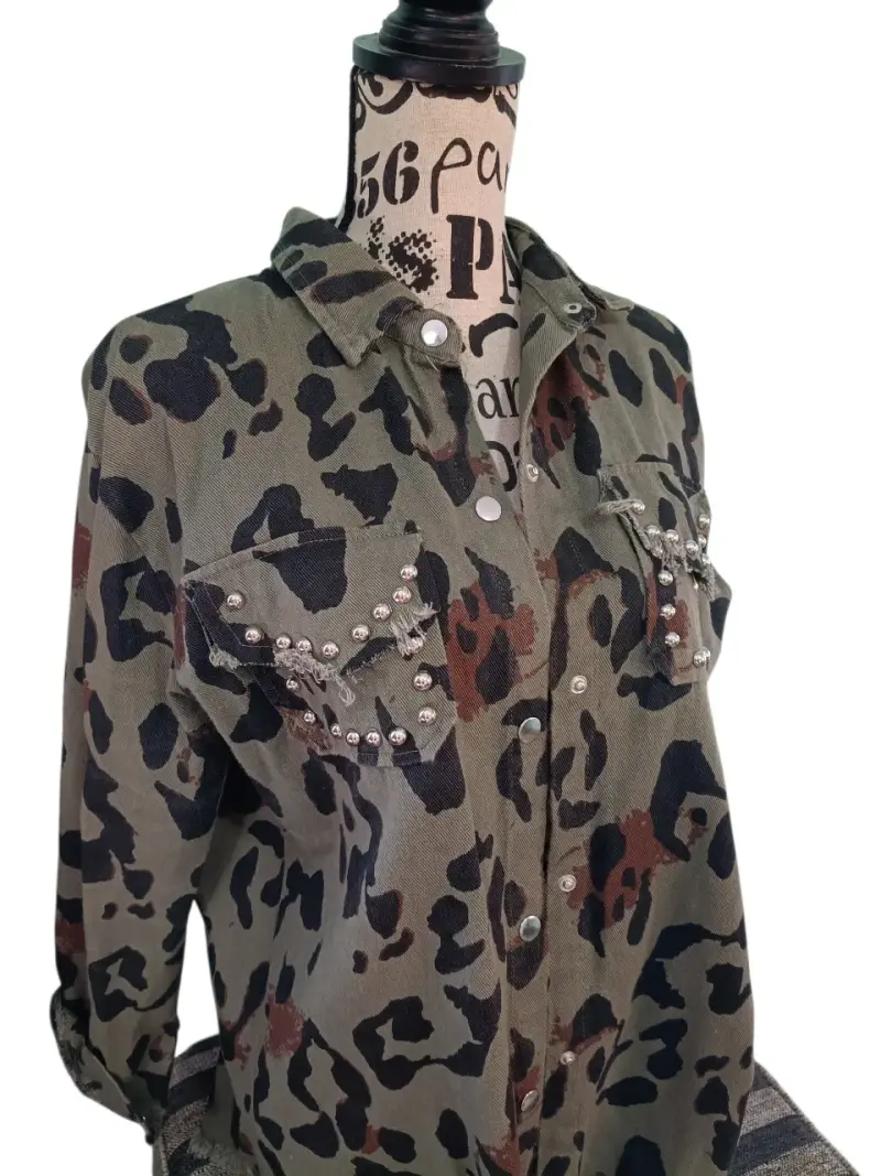Camisa estilo militar con tachuelas - 2