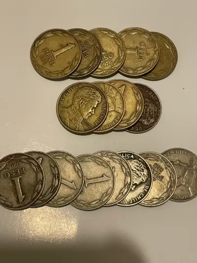 17 Monedas Chilenas 1 peso, 8 plateadas 9 doradas - miniatura 2