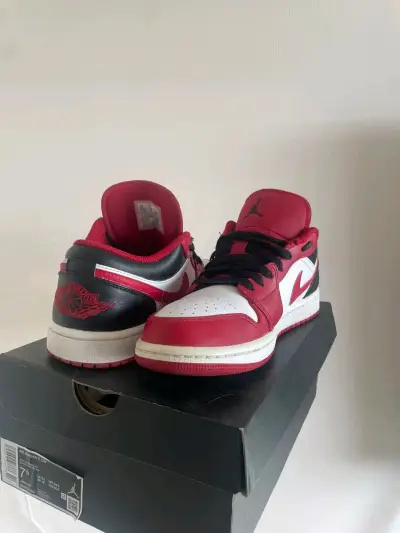 Zapatillas deportivas Air Jordan1 low rojass - miniatura 1