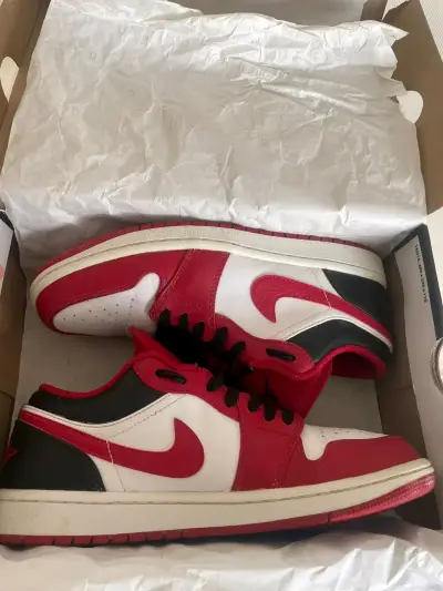 Zapatillas deportivas Air Jordan1 low rojass - miniatura 2
