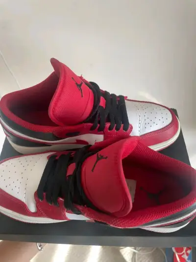 Zapatillas deportivas Air Jordan1 low rojass - miniatura 3
