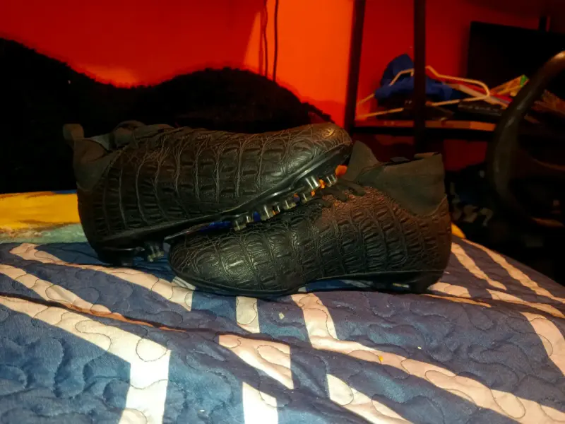 Botines de fútbol negros
