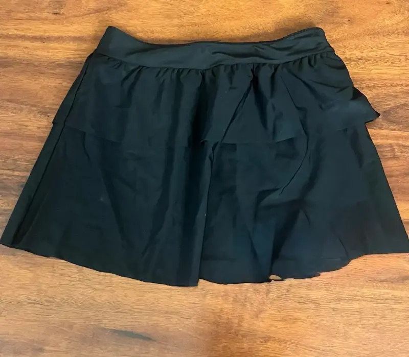 Falda deportiva negra con volantes