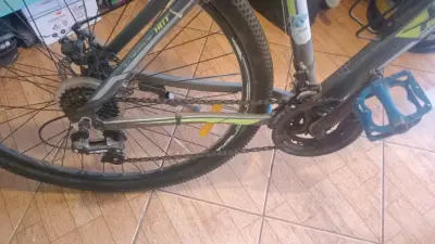 Bicicleta montaña gris con negro - miniatura 2
