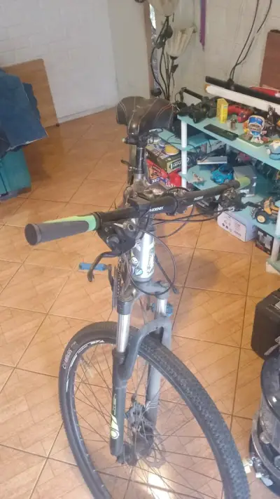 Bicicleta montaña gris con negro - miniatura 3