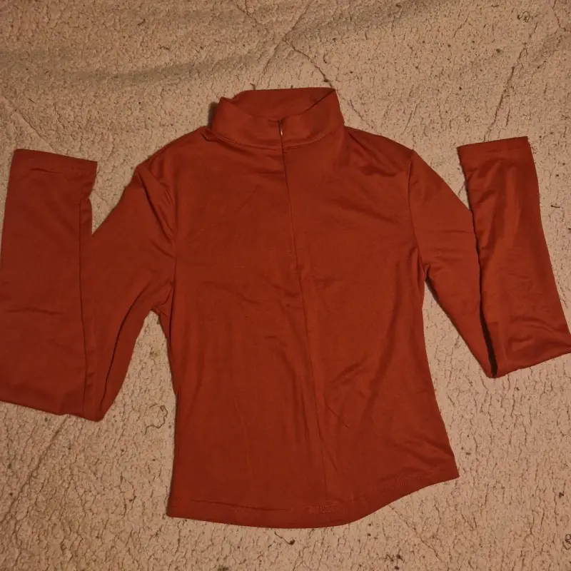 Polera deportiva cuello alto terracota con sierre - 1