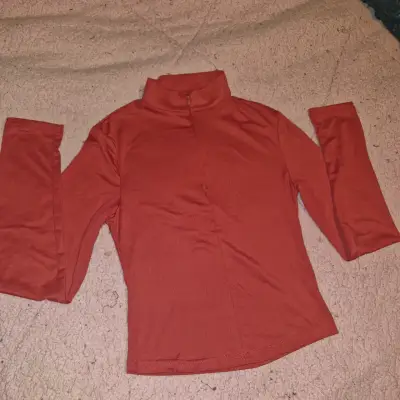 Polera deportiva cuello alto terracota con sierre - miniatura 2