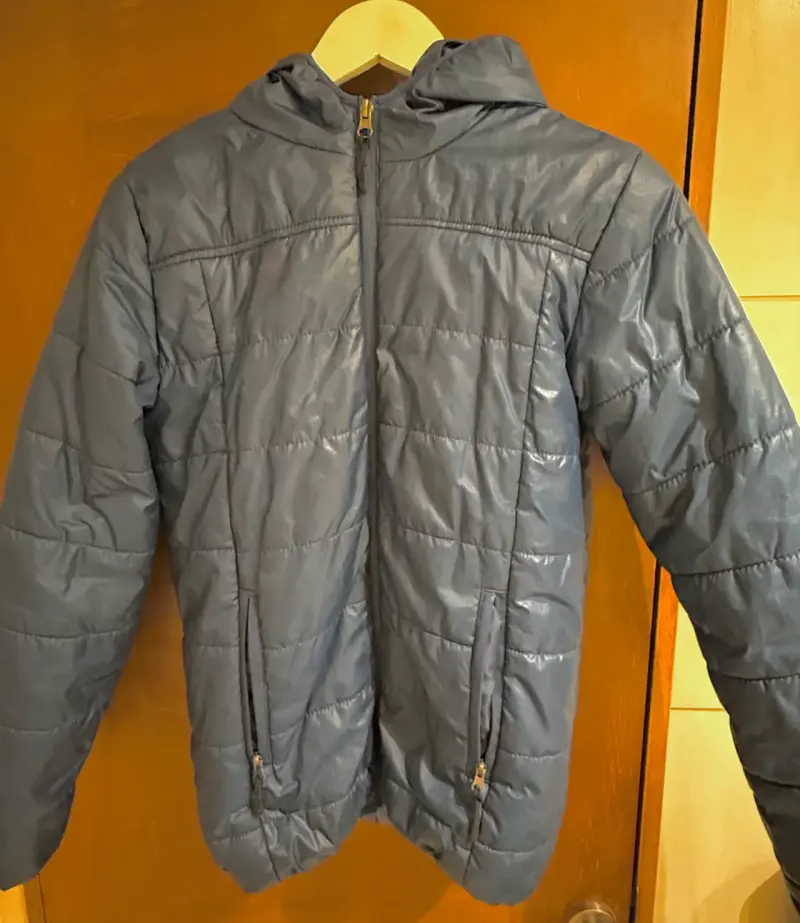 Parka azul con capucha