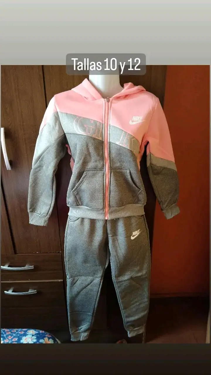 Conjunto deportivo Nike gris y rosa