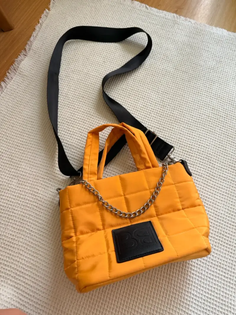 Bolso acolchado amarillo con cadena - 2