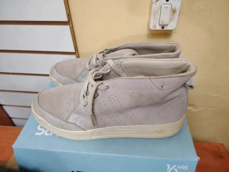 Zapatillas Adidas beige casuales - 4