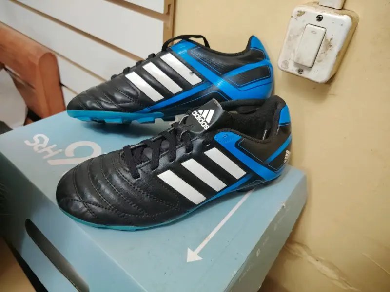 Zapatos de fútbol Adidas negros y azules - 1