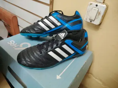 Zapatos de fútbol  Adidas negros y azules - miniatura 1