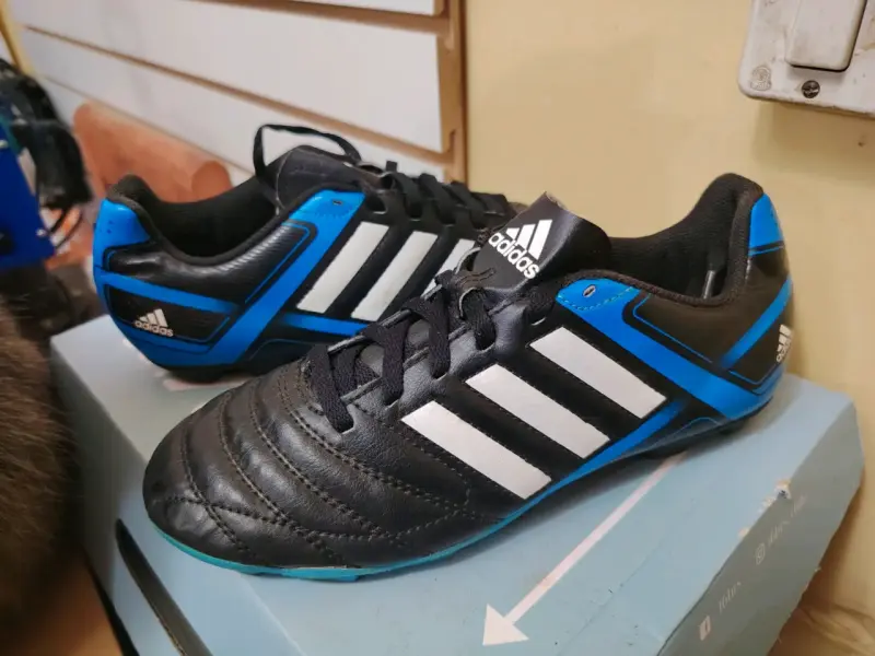 Zapatos de fútbol Adidas negros y azules - 2