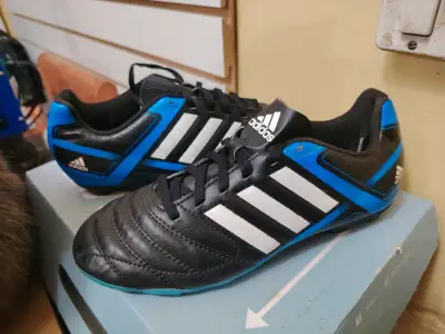 Zapatos de fútbol  Adidas negros y azules - miniatura 2