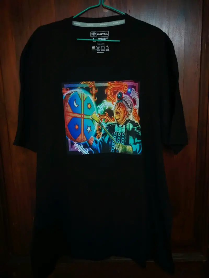Polera negra con diseño mapuche