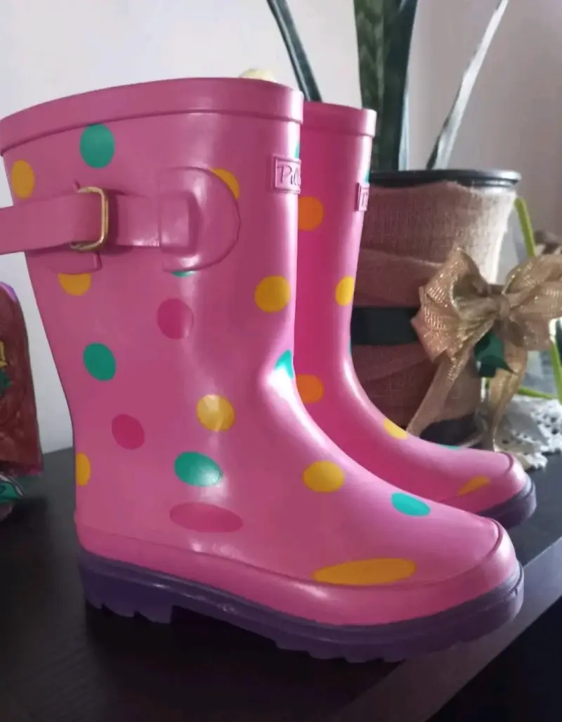 Botas de goma rosadas con lunares