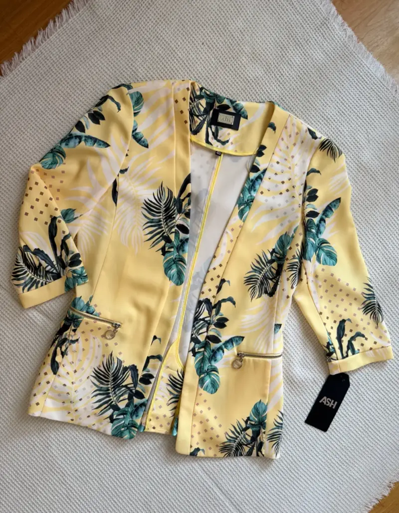 Blazer amarillo con estampado tropical