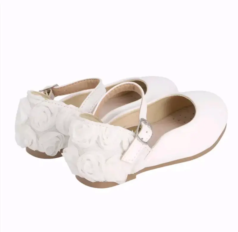 Zapatos blancos con rosas