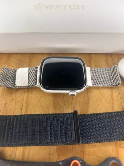 Apple Watch series 10 con correas y cargador - miniatura 2