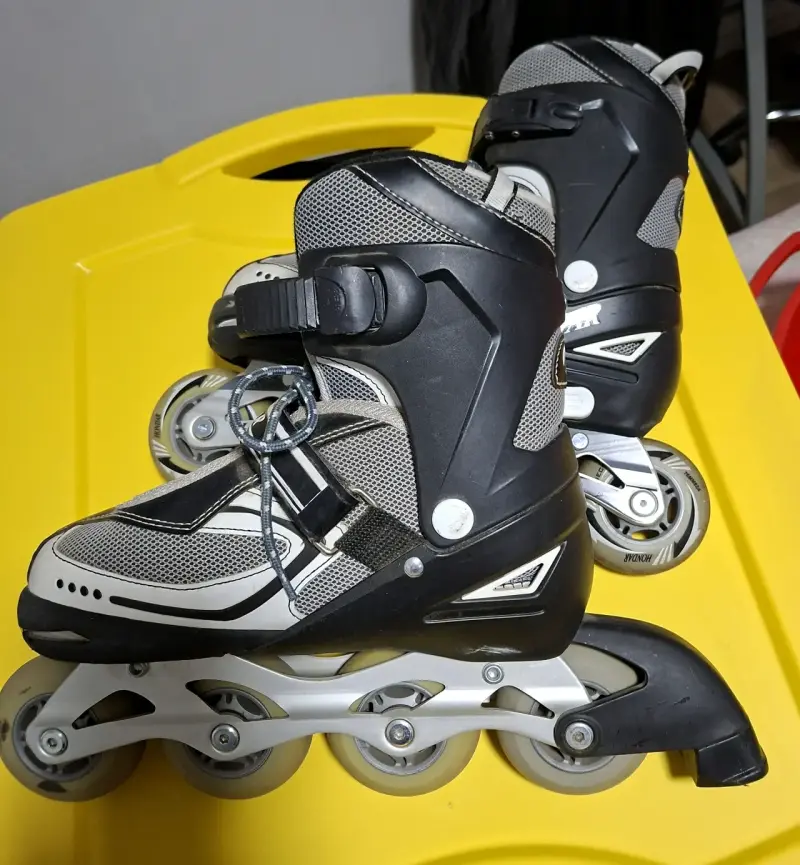 Patines en línea negros y grises - 1