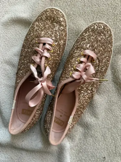 Zapatillas brillantes doradas - miniatura 2