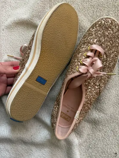 Zapatillas brillantes doradas - miniatura 3
