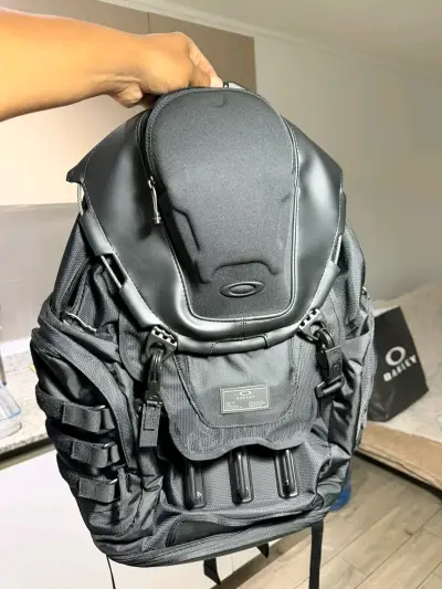 Mochila táctica negra marca Oakley - miniatura 1
