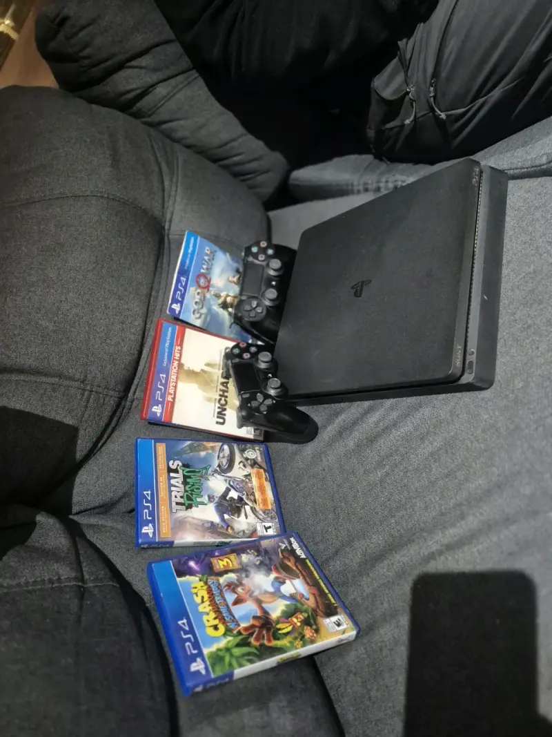 Consola PS4 con juegos incluidos - 3