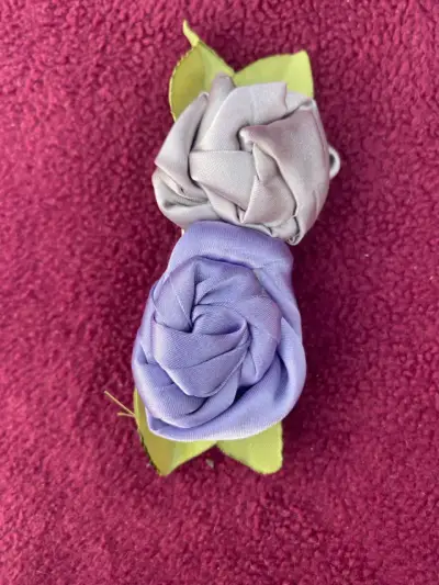 Broche de tela en forma de rosa - miniatura 1