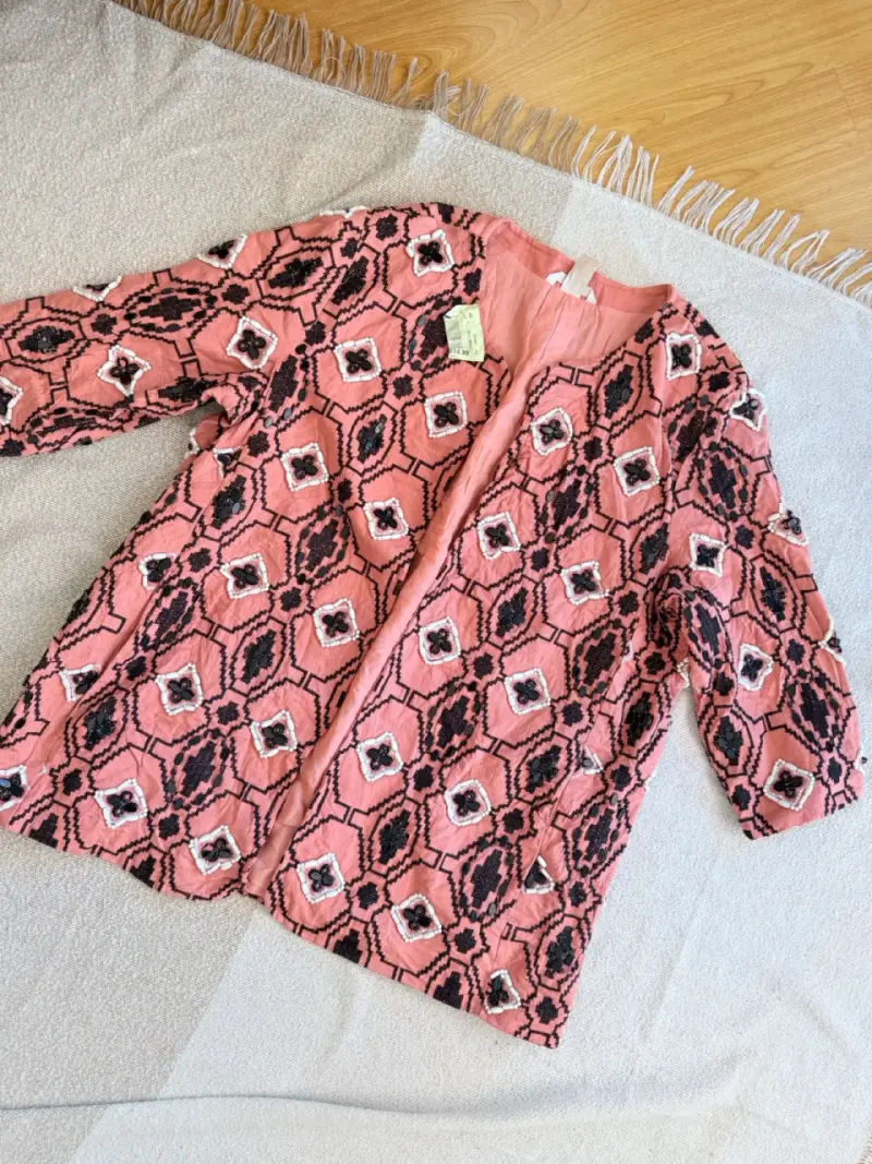 Chaqueta bordada rosada y negra L - 1