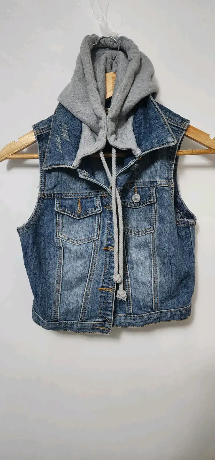 Chaqueta jeans con capucha