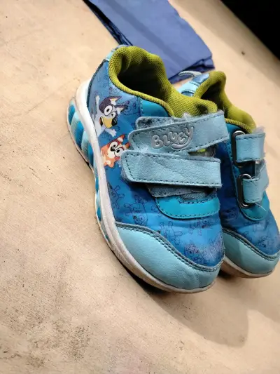 Zapatillas infantiles Bluey celestes - miniatura 1