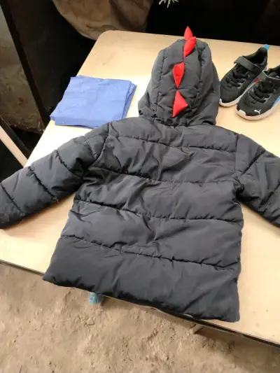 Chaqueta acolchada con capucha - miniatura 2
