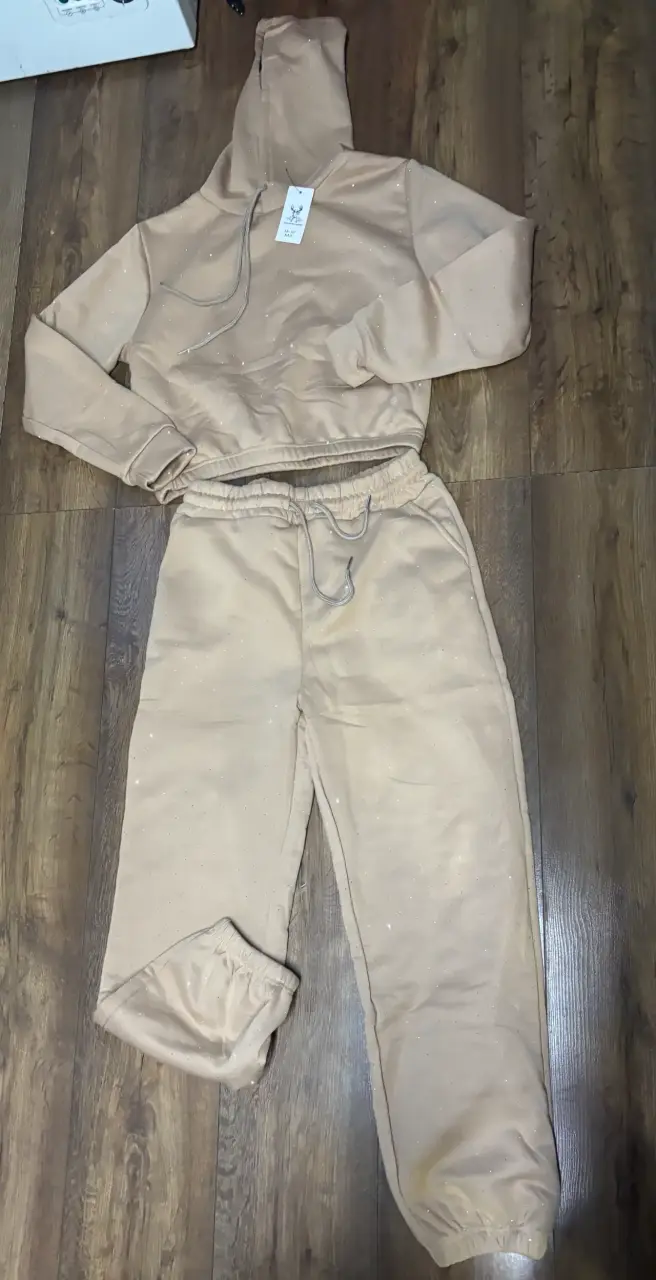 Conjunto deportivo beige con capucha