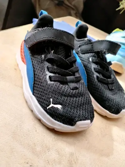 Zapatillas deportivas negras y azules - miniatura 1