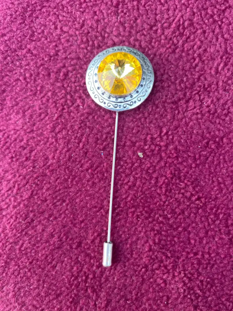 Broche con piedra amarilla