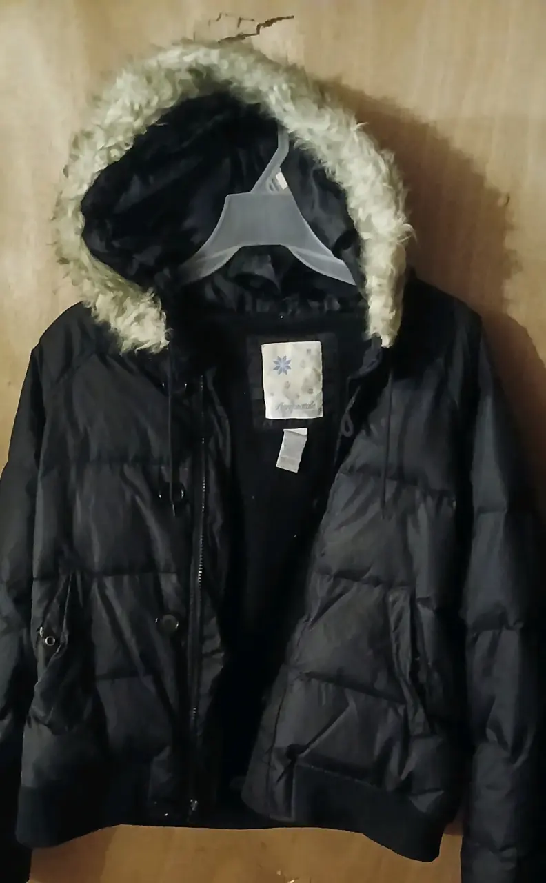 Parka negra con capucha de peluche - 1